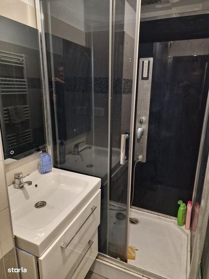 Apartament cu 3 camere semidecomandat în Craiovița Nouă
