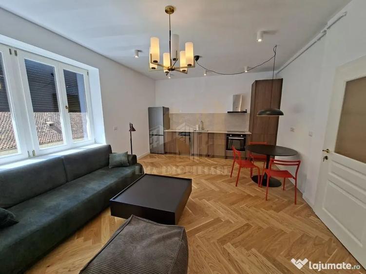 Apartament cu 3 camere semidecomandat în Schei