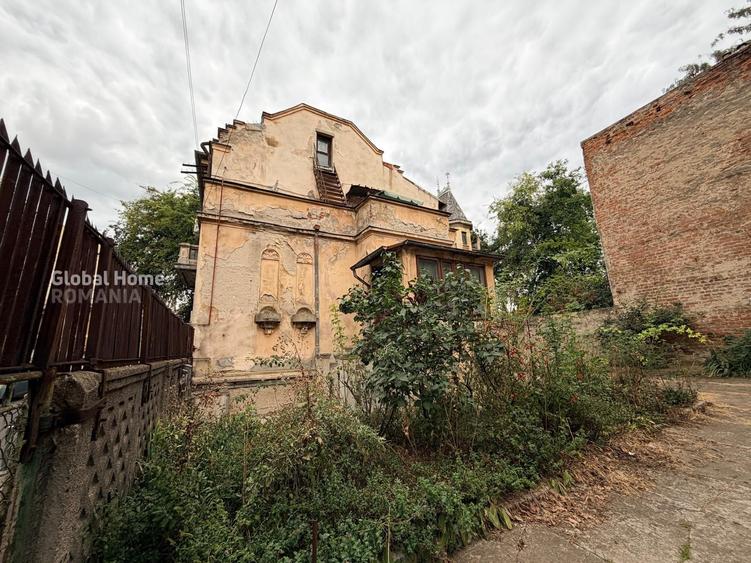 Casă individuală cu 5 camere cu Canalizare în P-ța Romană