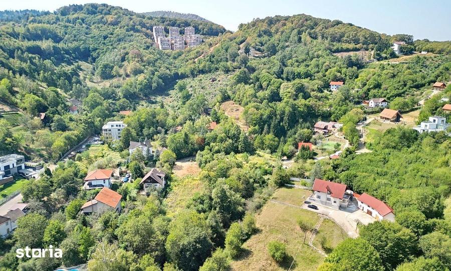 Teren de 2300 mp, în Schei