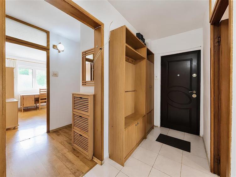 Apartament cu 4 camere decomandat în Tractorul