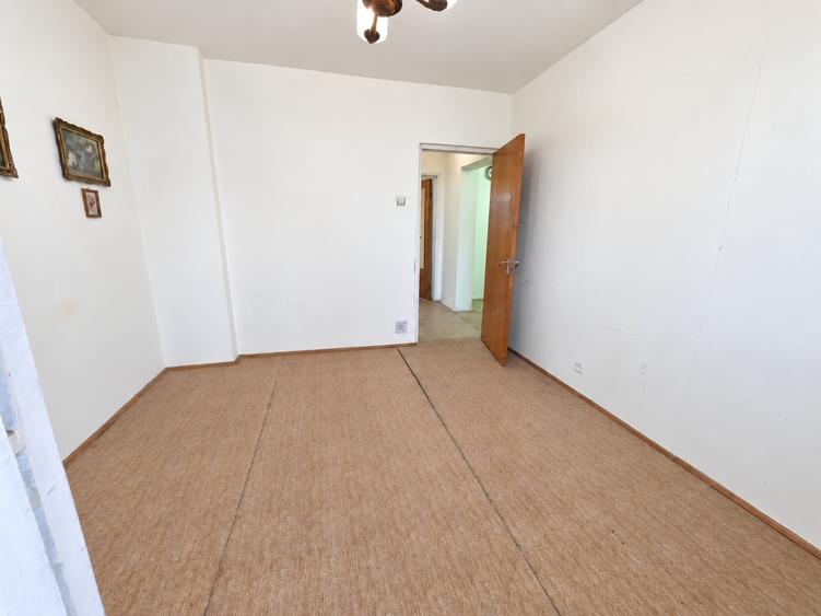 Apartament cu 3 camere decomandat în Titan