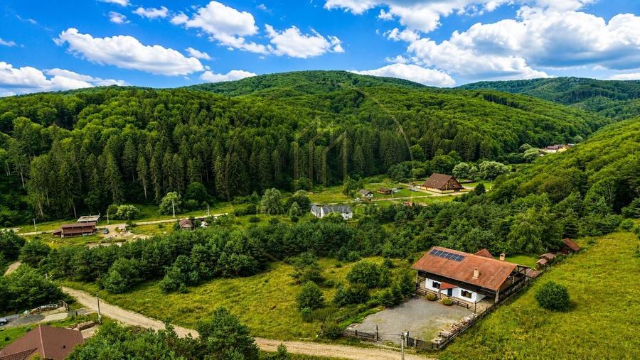 Casă individuală cu 7 camere cu Canalizare în Apața