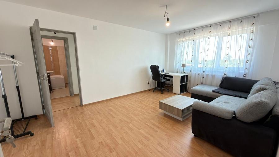Apartament cu 2 camere semidecomandat, mobilat în Est