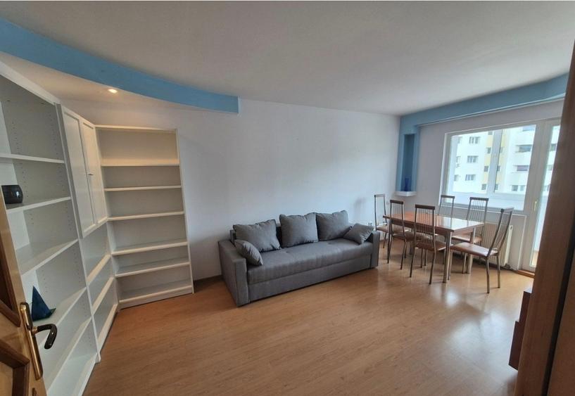 Apartament cu 3 camere semidecomandat, mobilat în Central