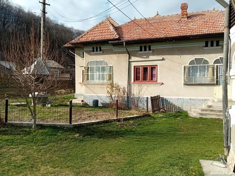 Casă cu 6 camere în Căprioru