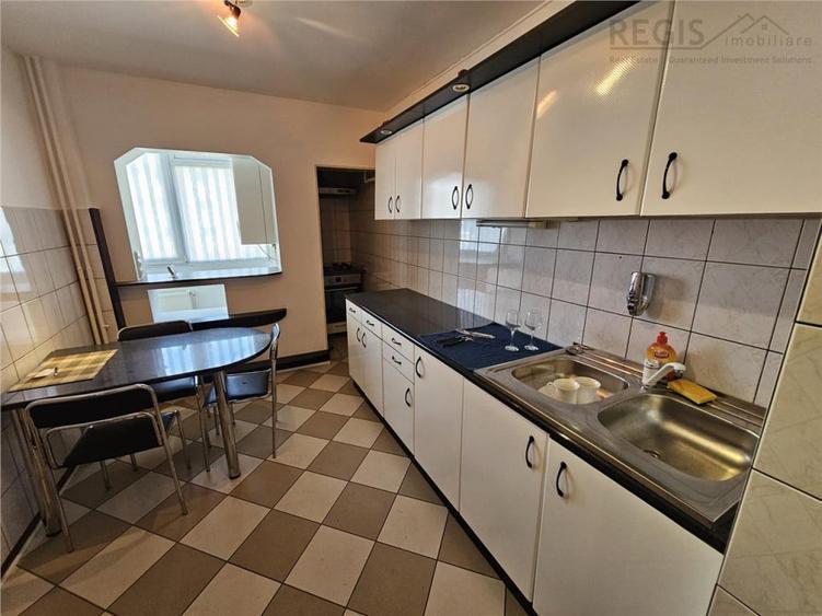 Apartament cu 4 camere decomandat în Calea București