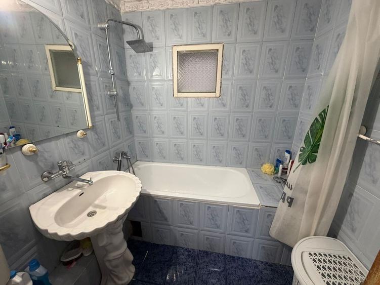 Apartament cu 3 camere semidecomandat, mobilat în Tei