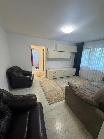Apartament cu 3 camere semidecomandat, mobilat în Central