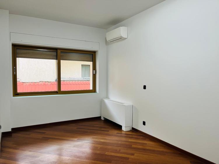 Apartament cu 5 camere decomandat în Primăverii