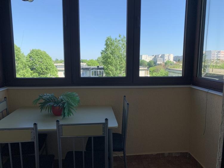 Apartament cu 3 camere decomandat, mobilat în Berceni