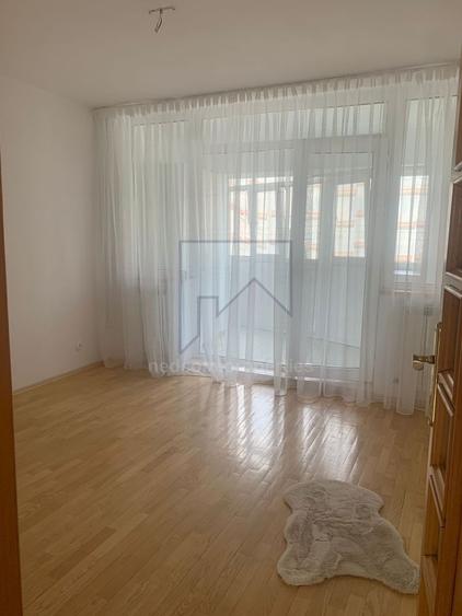 Apartament cu 3 camere decomandat, mobilat în Nerva Traian