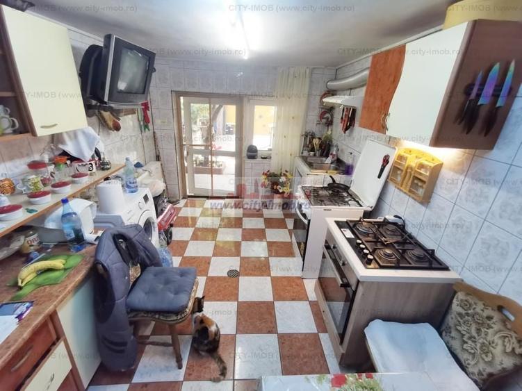 Casă individuală cu 5 camere decomandat cu Canalizare în Andronache