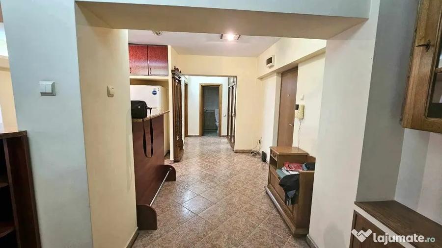 Apartament cu 3 camere decomandat în Independenței