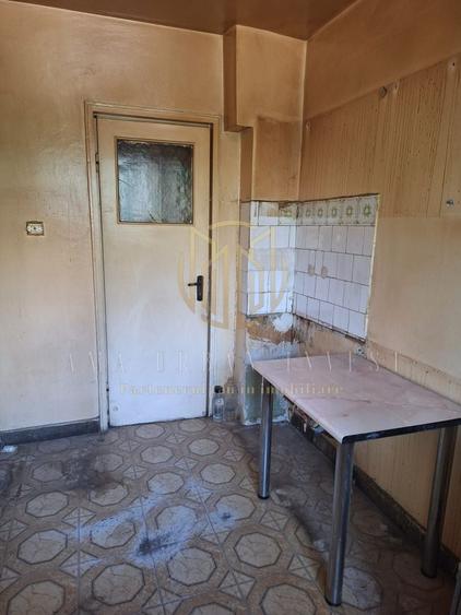 Apartament cu 3 camere semidecomandat în Giulești