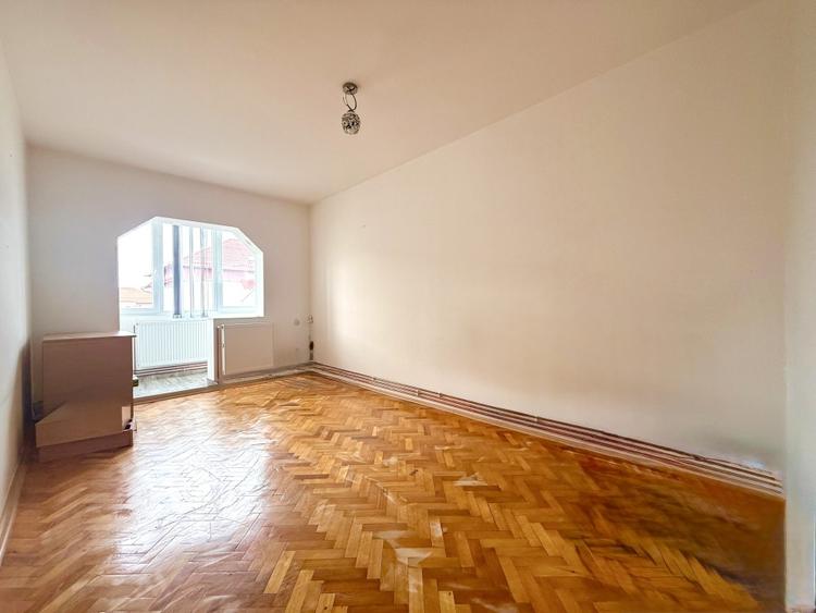 Apartament cu 3 camere decomandat, mobilat în Aradului