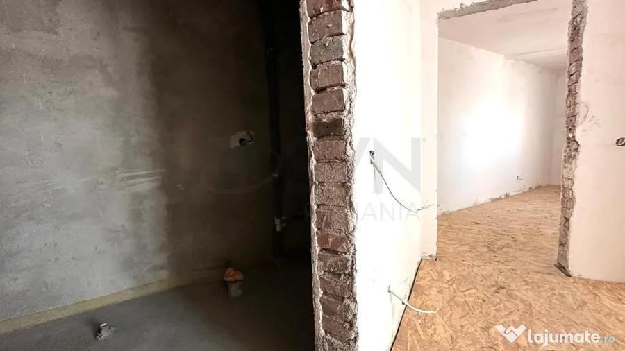 Apartament cu 3 camere semidecomandat în Universitate