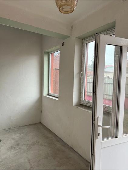 Casă cu 4 camere cu Teren 2000 Mp în Central