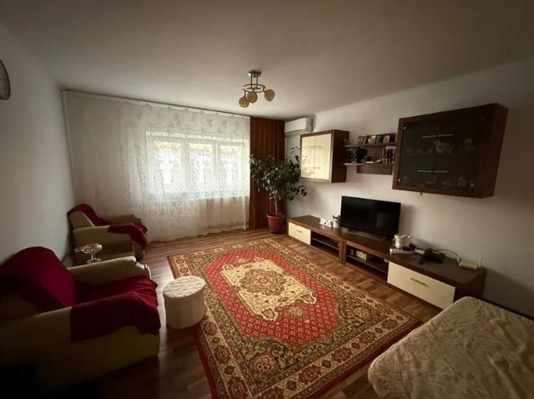 Apartament cu 3 camere decomandat în Lacul Tei