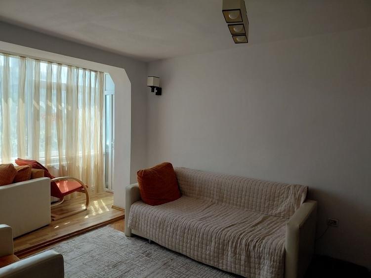 Apartament cu 3 camere semidecomandat în Abator