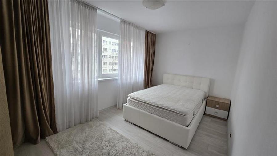 Apartament cu 3 camere semidecomandat, mobilat în Alexandru Obregia