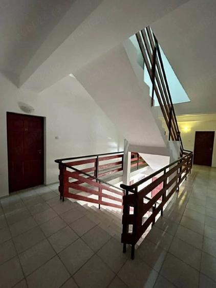 Casă cu 12 camere cu Teren 2000 Mp în Nord