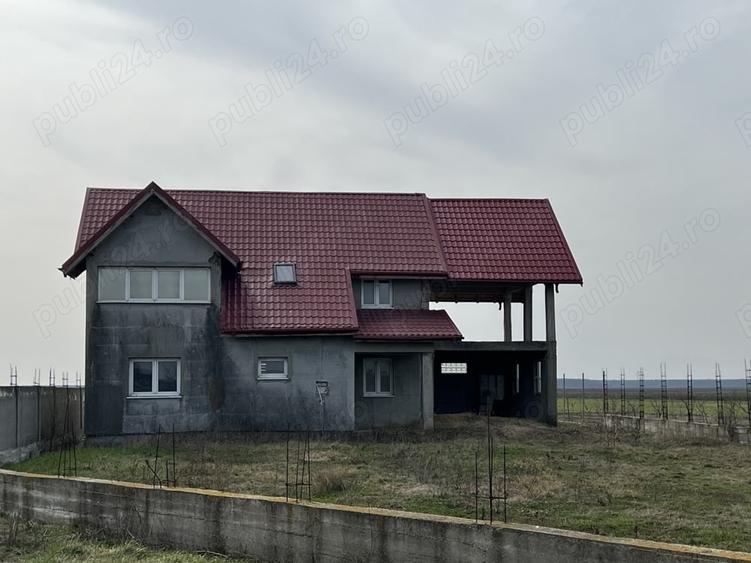 Casă cu 6 camere cu Teren 2000 Mp în Uliești