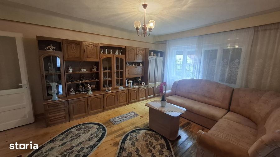 Casă cu 5 camere cu Teren 1088 Mp în Central