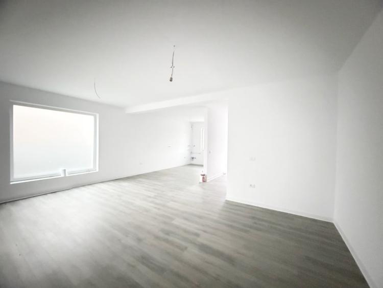 Duplex cu 4 camere cu Canalizare în Utvin