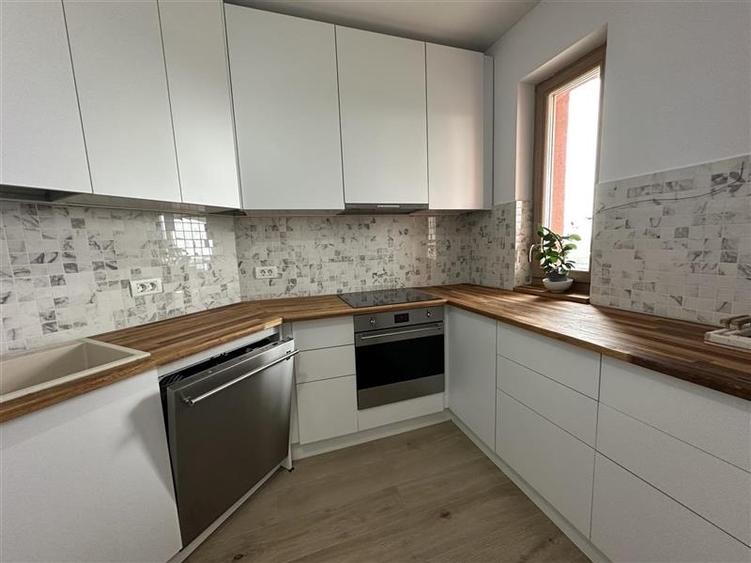 Apartament cu 3 camere decomandat, mobilat în P-ta Presei Libere