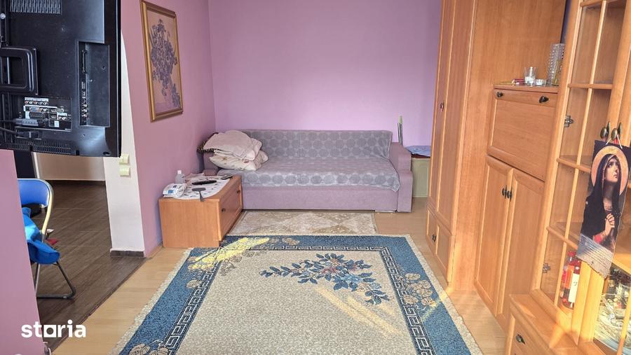 Apartament cu 3 camere semidecomandat în Micro 15