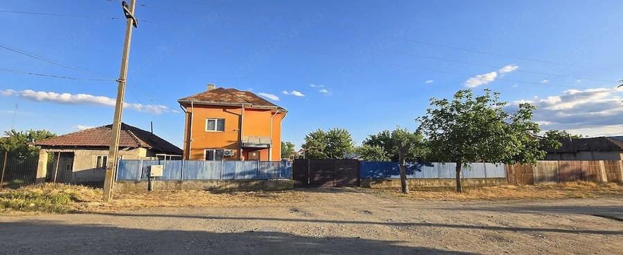 Casă cu 9 camere cu Teren 1400 Mp în Central
