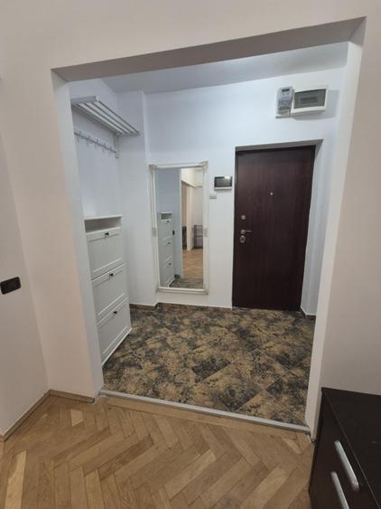 Apartament cu 3 camere decomandat în Calea Victoriei