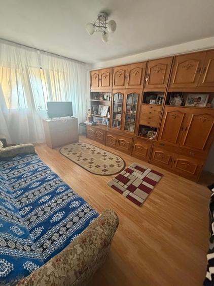 Apartament cu 2 camere semidecomandat, mobilat în Craiovița Nouă