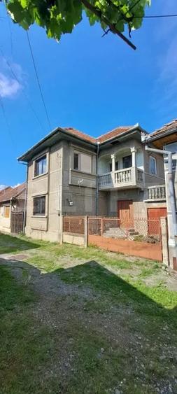 Casă cu 4 camere cu Teren 50 Mp în Central