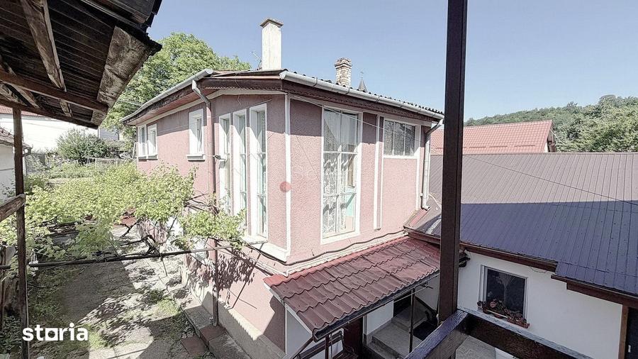 Casă cu 9 camere cu Teren 400 Mp în Dârste