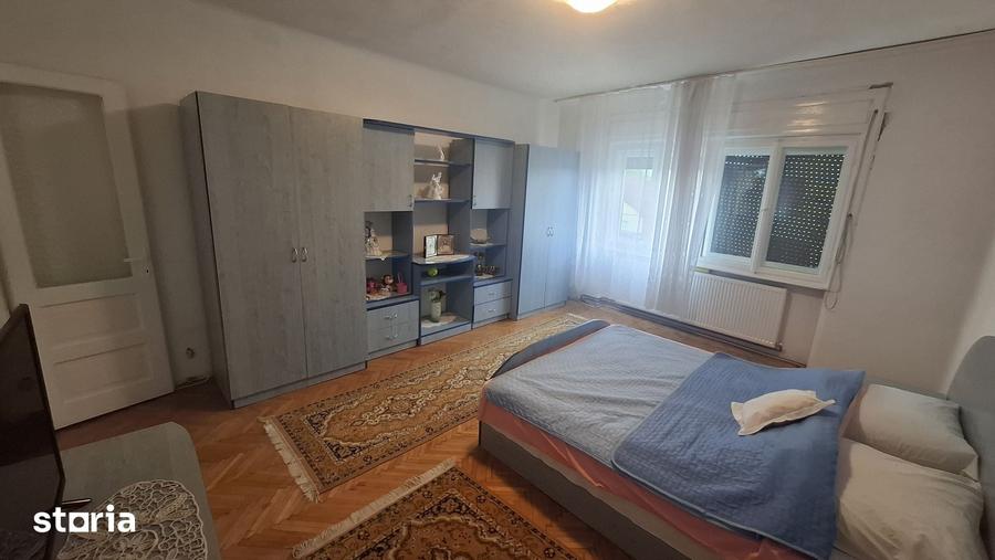 Casă cu 5 camere cu Teren 1088 Mp în Central