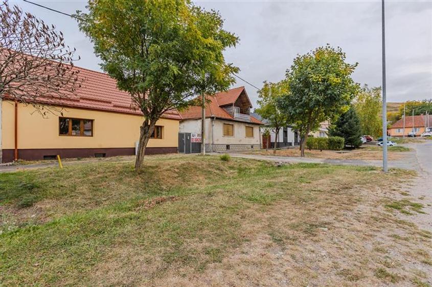 Casă individuală cu 12 camere cu Canalizare în Sânpetru