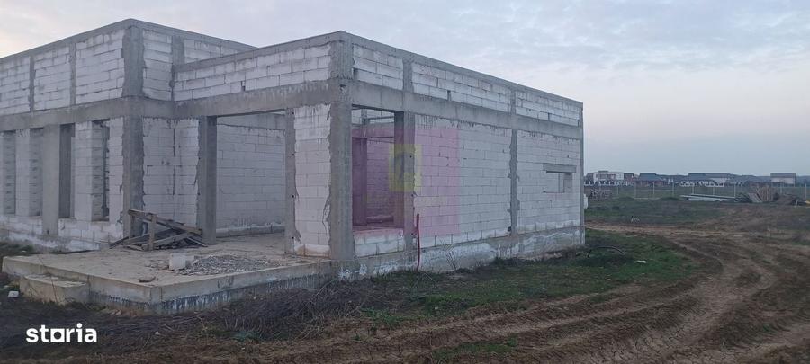 Casă cu 4 camere în Săbăreni