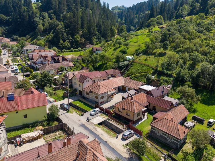 Casă individuală cu 4 camere cu Canalizare în Poiana Mărului