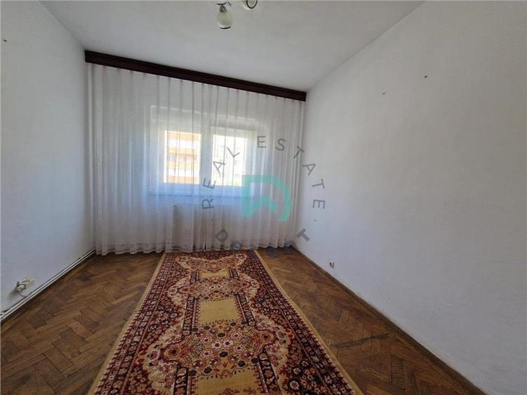 Apartament cu 3 camere decomandat, mobilat în Tractorul
