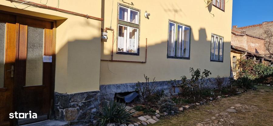 Apartament cu 2 camere nedecomandat, mobilat în Orașul de Jos