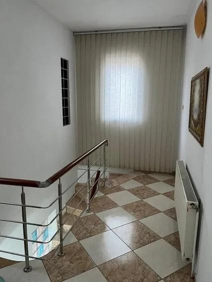 Casă individuală cu 5 camere cu Canalizare în Tineretului