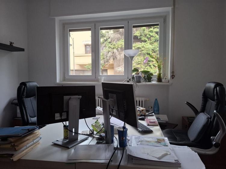 Apartament cu 5 camere semidecomandat în Capitale