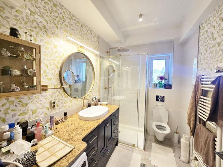 Casă individuală cu 9 camere cu Canalizare în Central