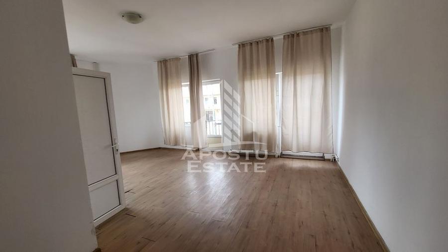 Casă cu 5 camere cu Teren 1000 Mp în Badea Cârțan