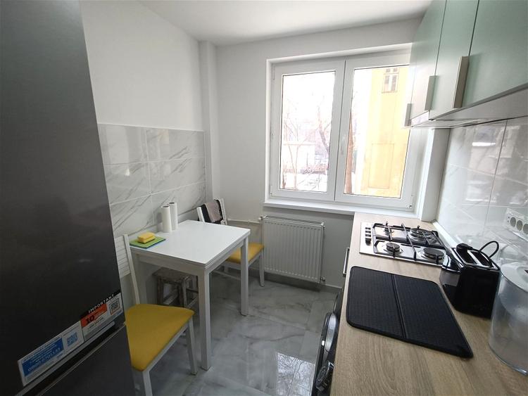 Apartament cu 2 camere semidecomandat, mobilat în P-ța Romană