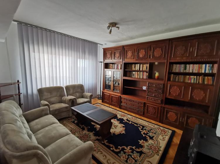 Apartament cu 3 camere decomandat în Complex Studențesc