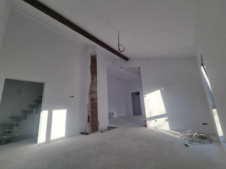 Casă cu 4 camere cu Teren 440 Mp în Ghiroda