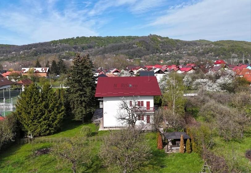 Casă cu 6 camere cu Teren 1632 Mp în Central